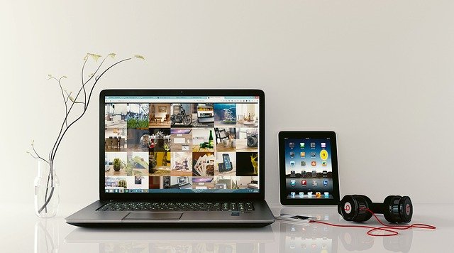 sluchátka, tablet a notebook